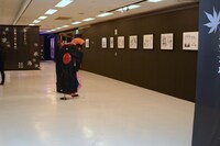 「煉獄に笑う ～舞台×原作～展」の様子。