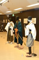 「煉獄に笑う ～舞台×原作～展」の様子。