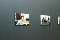 「煉獄に笑う ～舞台×原作～展」の様子。