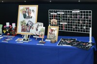 「煉獄に笑う ～舞台×原作～展」のグッズ。