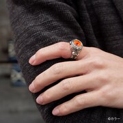 「リングウォッチ 綾波レイ＆アヤナミレイ（仮称）」の着用例。