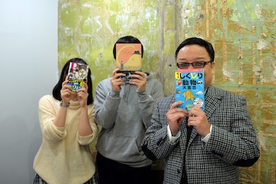 イベント前の控え室にて。左から板垣巴留、西村ツチカ、新宅広二。