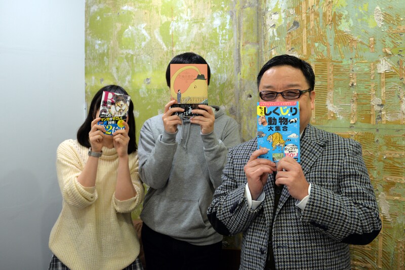 イベント前の控え室にて。左から板垣巴留、西村ツチカ、新宅広二。