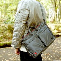 ユニコーンガンダムをモチーフとした3WAYブリーフケースの使用例。