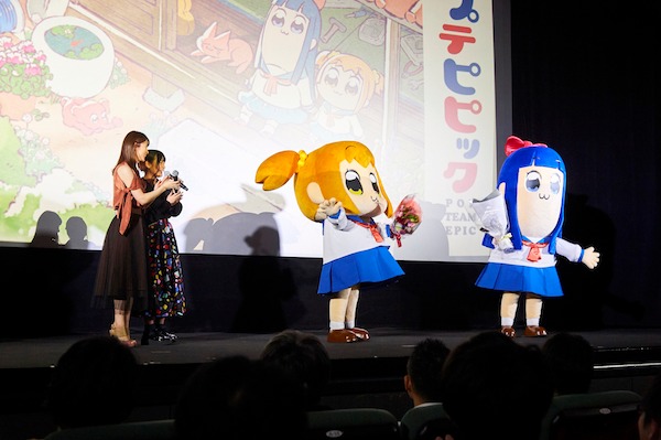 「ポプテピピック」先行上映会の様子。向かって左には小松未可子と上坂すみれ、右にはポプ子とピピ美の着ぐるみが。