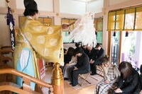 ヒット祈願の様子。