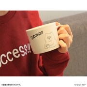 「ネコノヒー 蓋付きマグカップ」の使用イメージ。