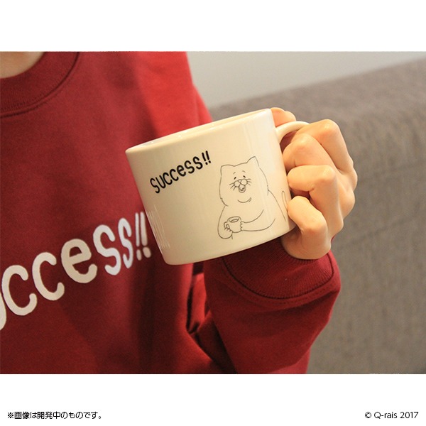 「ネコノヒー 蓋付きマグカップ」の使用イメージ。