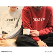 「ネコノヒー success!! トレーナー」の着用イメージ。