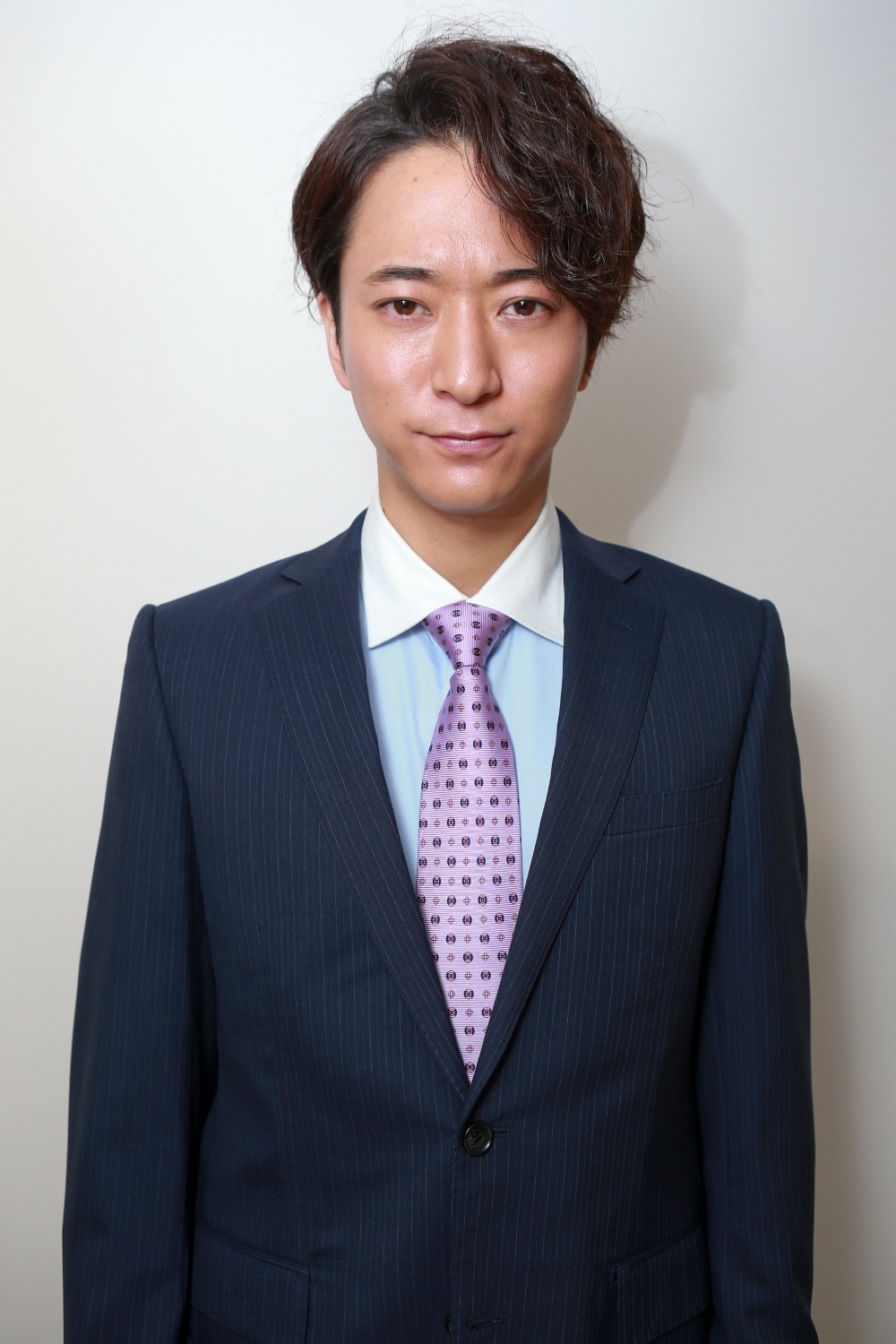 第1話に阿久課長役で出演する浅香航大。