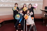 前列左から市川蒼、礒部花凜。後列左から村田太志、芳野由奈、Lynn。
