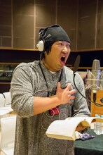 ロバート秋山扮する人気声優・二木陽次。