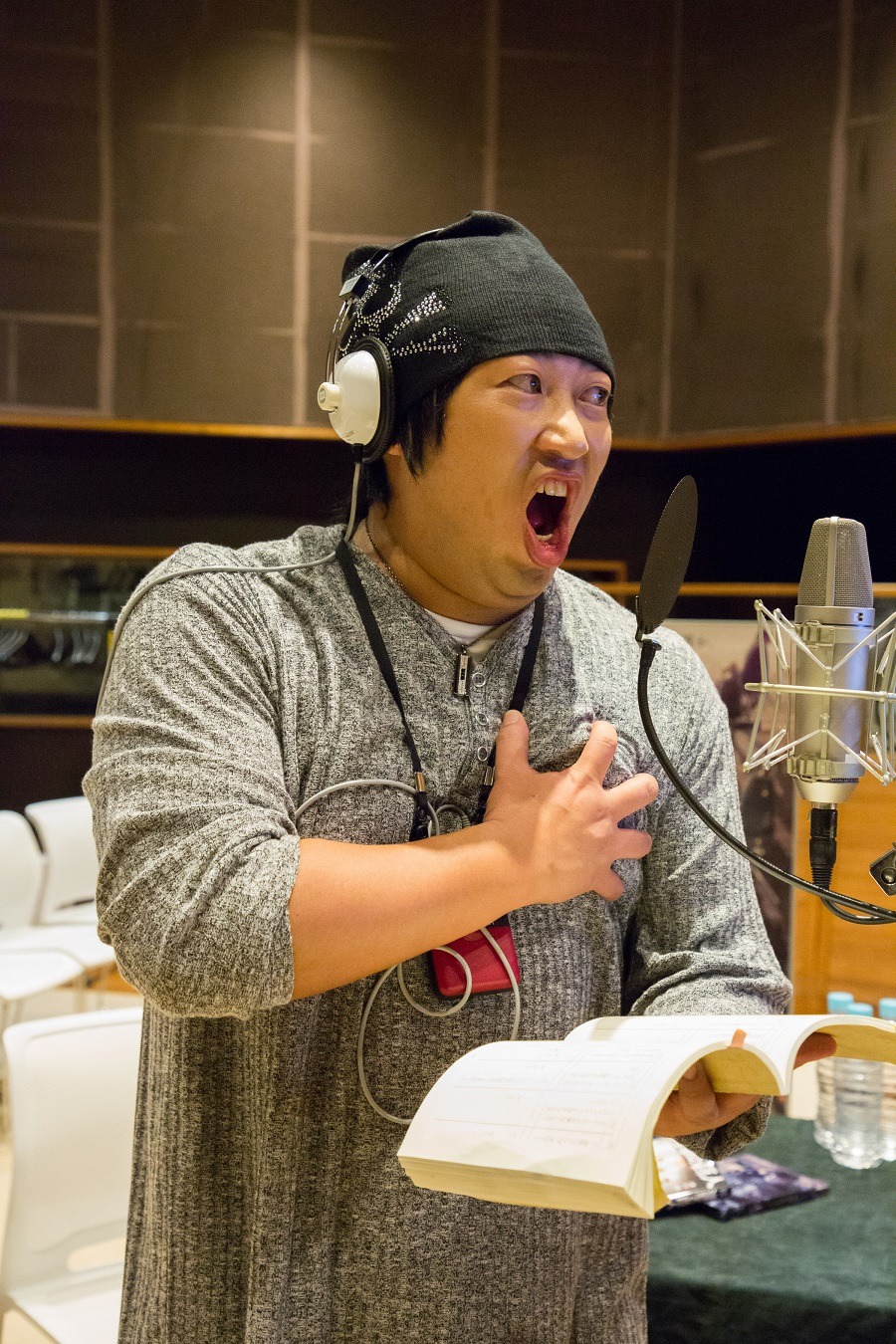 ロバート秋山扮する人気声優・二木陽次。