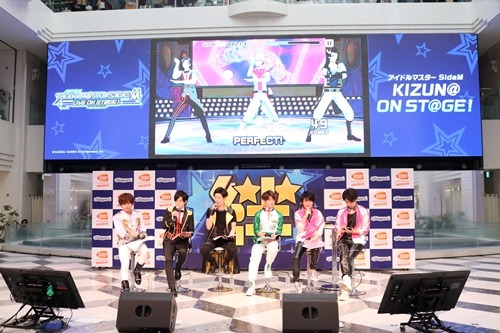 「アイドルマスター SideM LIVE ON ST@GE!」をプレイする伊東健人（写真右）。