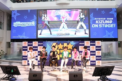 「アイドルマスター SideM LIVE ON ST@GE!」をプレイする伊東健人(写真右)。