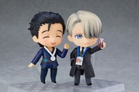 「ねんどろいど ヴィクトル・ニキフォロフ コーチVer.」と別売りのねんどろいど 勝生勇利 フリースケーティングVer.」を合わせた様子。
