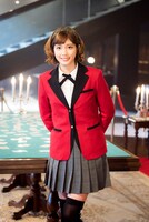 皇伊月に扮する松田るか。