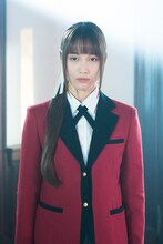 五十嵐清華に扮する中村ゆりか。