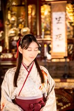 西洞院百合子に扮する岡本夏美。