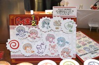 ドリンク1杯を注文した人にランダムで1枚進呈される「なるとコースター」。全11種用意されている。