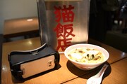 「トッピング」として注文すると、VRゴーグル（左）で映像を楽しむことができる。