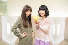 左からくまいもとこ、丹下桜。