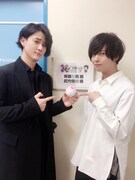 楽屋前でグリまるのぬいぐるみを指差す2人。左から武内駿輔、斉藤壮馬。