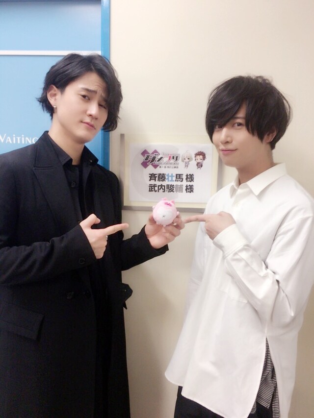 楽屋前でグリまるのぬいぐるみを指差す2人。左から武内駿輔、斉藤壮馬。