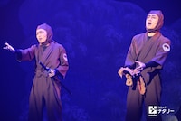 「ミュージカル『忍たま乱太郎』第9弾～忍術学園陥落！夢のまた夢!?～」公開ゲネプロより。左から東将司演じるドクササコのすご腕忍者の部下（ドす部下）、藤田遼平演じるドクササコのすご腕忍者。