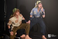 「ミュージカル『忍たま乱太郎』第9弾～忍術学園陥落！夢のまた夢!?～」公開ゲネプロより。左から渡辺貴裕演じる間切、小田川颯依演じる網問。