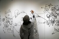 過去に開催された「寺田器・展示即売ショー！ -2017-秋」の模様。寺田克也の直筆イラストが会場の壁一面に描かれており、しかも会期中にどんどん加筆がされていた。