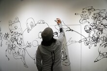 過去に開催された「寺田器・展示即売ショー！ -2017-秋」の模様。寺田克也の直筆イラストが会場の壁一面に描かれており、しかも会期中にどんどん加筆がされていた。