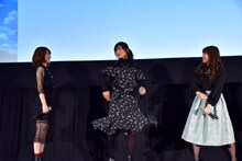 「新宿っぽい中二病ポーズ」を披露中の赤崎千夏。