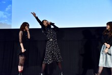 「新宿っぽい中二病ポーズ」を披露中の赤崎千夏。