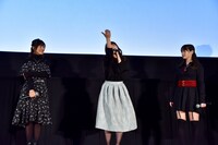 「新宿っぽい中二病ポーズ」を披露中の浅倉杏美。