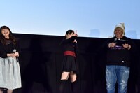 「新宿っぽい中二病ポーズ」を披露中の上坂すみれ。