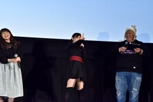 「新宿っぽい中二病ポーズ」を披露中の上坂すみれ。