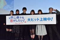 かわいくポーズを決める石原立也監督（一番右）。