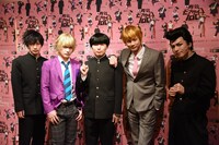 左から影山律役の松本岳、花沢輝気役の河原田巧也、影山茂夫役の伊藤節生、霊幻新隆役の馬場良馬、鬼瓦天牙役の木戸邑弥。