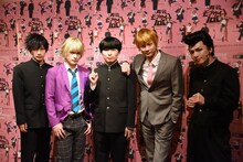 左から影山律役の松本岳、花沢輝気役の河原田巧也、影山茂夫役の伊藤節生、霊幻新隆役の馬場良馬、鬼瓦天牙役の木戸邑弥。