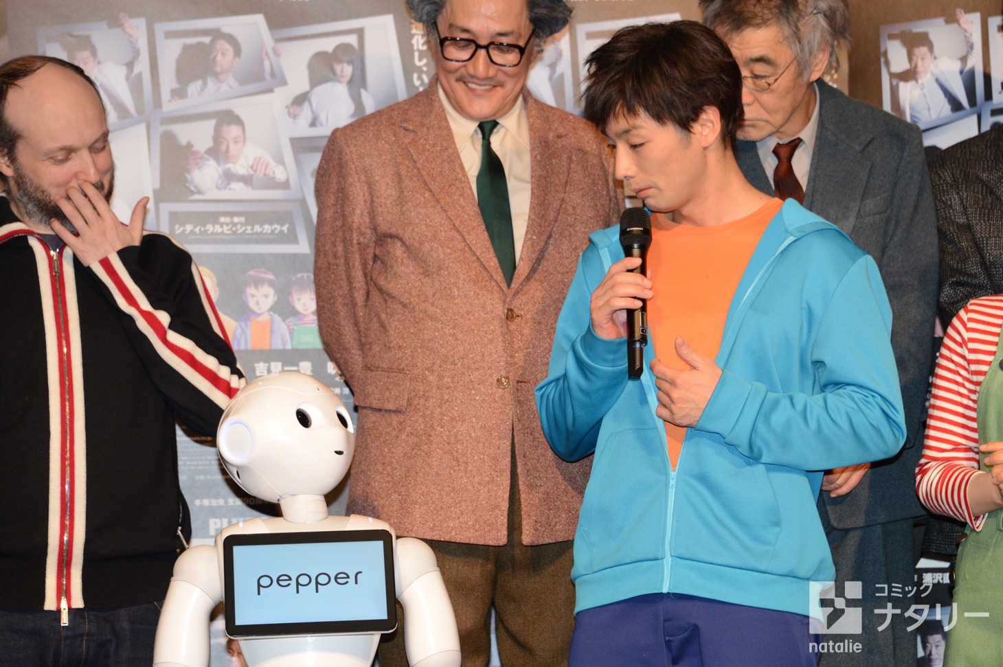 視線が交わるPepperと森山未來。