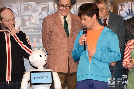 視線が交わるPepperと森山未來。