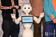 挨拶するPepper。