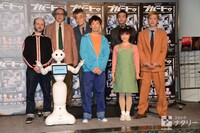後列左から吉見一豊、柄本明、吹越満。前列左からシディ・ラルビ・シェルカウイ、Pepper、森山未來、土屋太鳳、大東駿介。