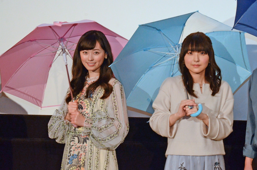 左から西田ユイ役の福原遥、橘あきら役の渡部紗弓。