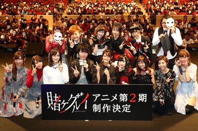 後列左からTia、小林竜之、青山吉能、吉岡茉祐、澁谷梓希、柳原哲也。前列左から福原綾香、芹澤優、奈波果林、徳武竜也、早見沙織、田中美海、若井友希、伊瀬茉莉也、鵜殿麻由。