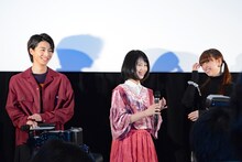 左から高杉真宙、浜辺美波、森川葵。