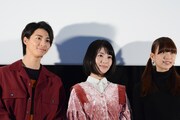 左から高杉真宙、浜辺美波、森川葵。