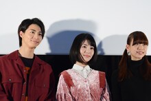 左から高杉真宙、浜辺美波、森川葵。