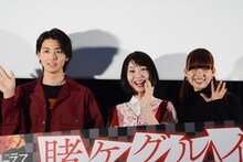 左から高杉真宙、浜辺美波、森川葵。